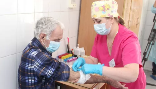 В Алтайский край с помощью доплат смогли привлечь более 150 медиков