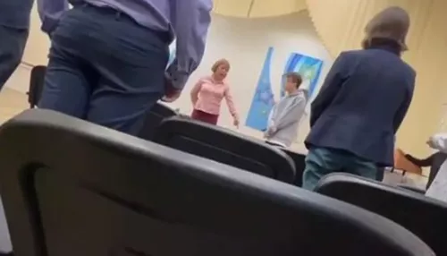 На колено: учительница уволилась из-за скандала с учеником