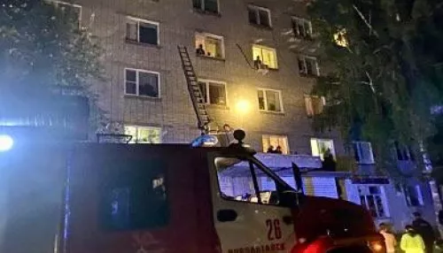 26 взрослых и трех детей спасли в ночном пожаре в Новоалтайске