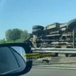 На трассе Барнаул - Новосибирск грузовик опрокинулся после жесткого ДТП