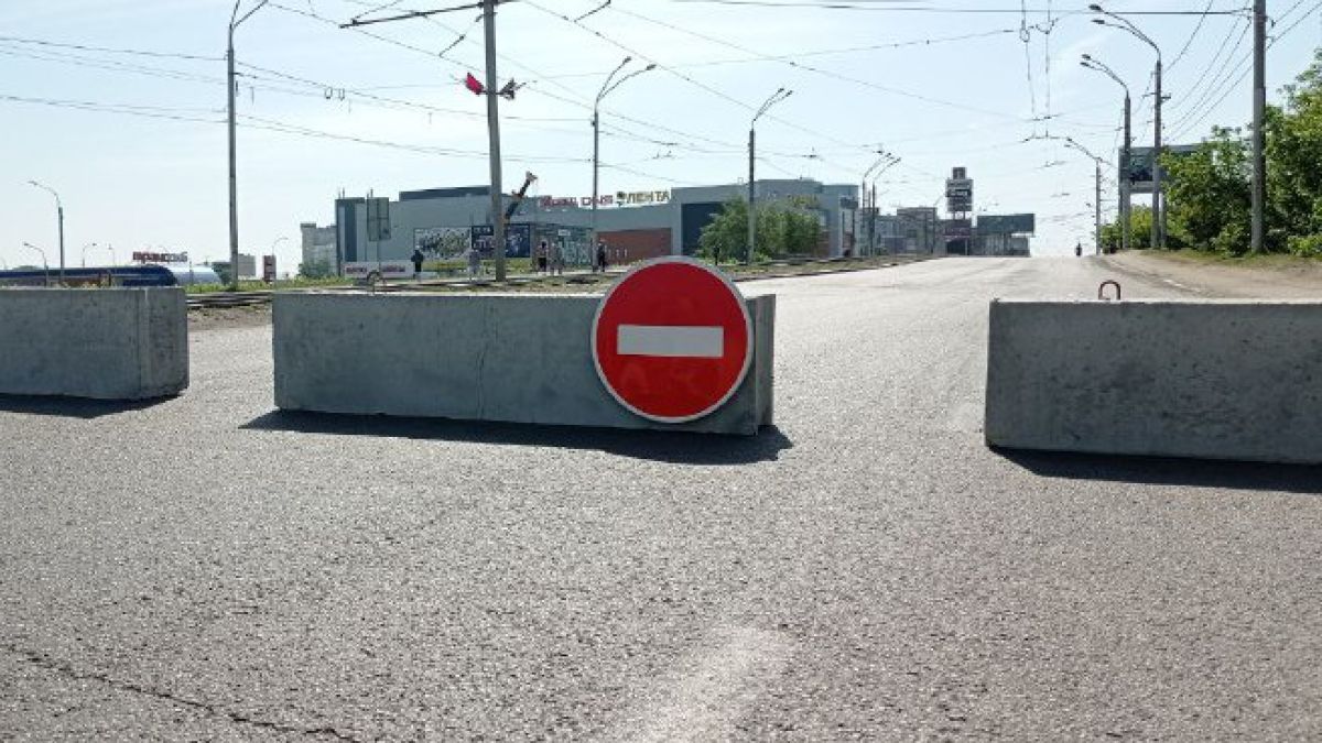 В Барнауле на полтора года закрыли мост у ТЦ "Пионер" на реконструкцию