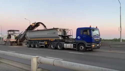 В Барнауле ремонтируют дорожное покрытие на Новом мосту