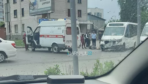 В Барнауле пешеход попал под колёса маршрутки около ТЦ Galaxy