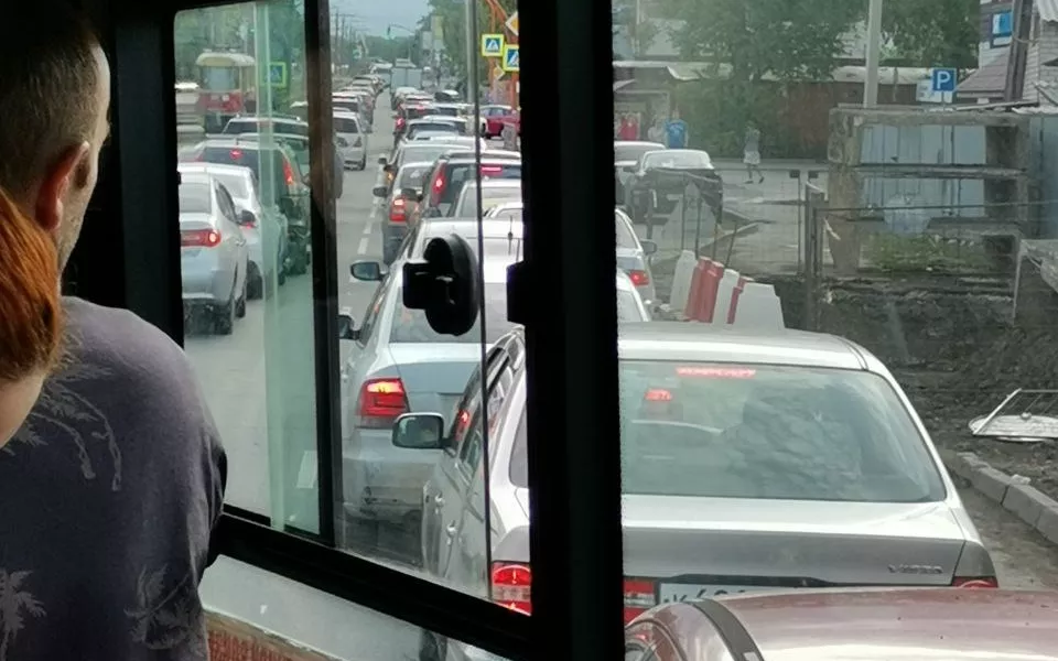 Пятничные пробки снова сковали движение на дорогах Барнаула