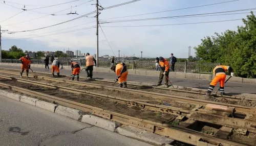 В Барнауле демонтируют трамвайные пути на мосту у ТЦ Пионер