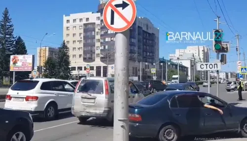 В Барнауле на Ленина устанавливают дорожные знаки, чтобы разгрузить участок