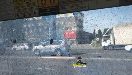 В Барнауле в пассажирском автобусе во время движения разбилось стекло