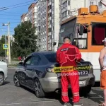 В Барнауле трамвай и легковушка столкнулись на переезде Попова и Взлетной