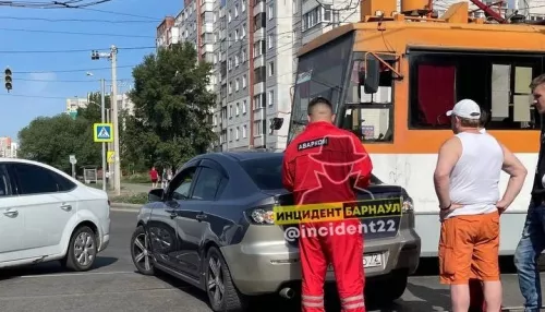 В Барнауле трамвай и легковушка столкнулись на переезде Попова и Взлетной