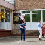 Счастливая грусть: трогательный фоторепортаж с последнего звонка в Барнауле