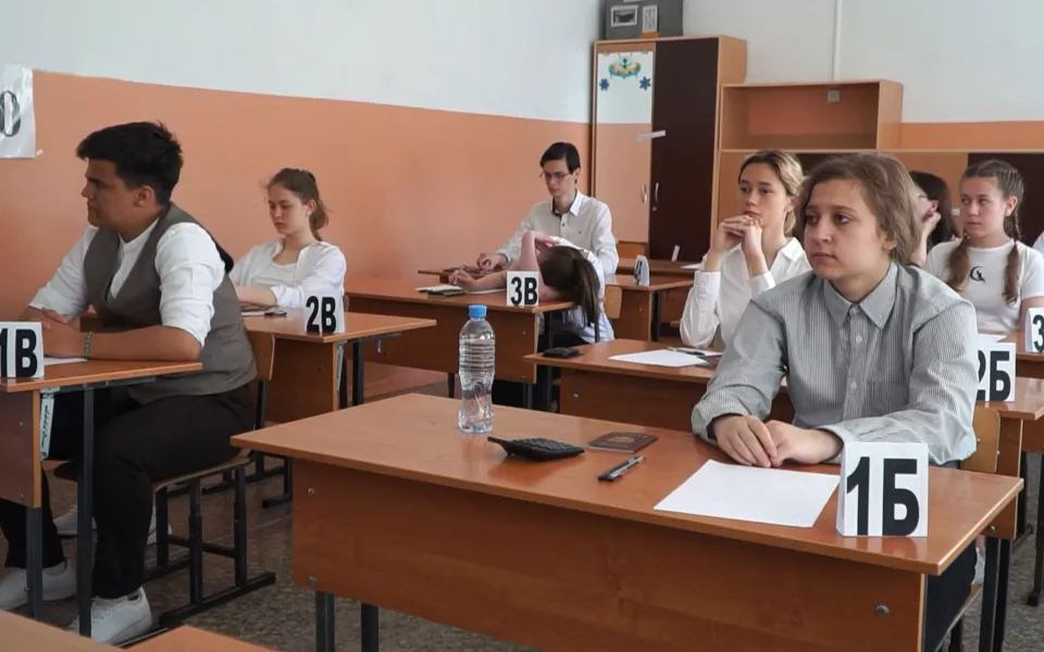 В Барнауле более 4 тыс. выпускников сдают ЕГЭ по базовой и профильной математике