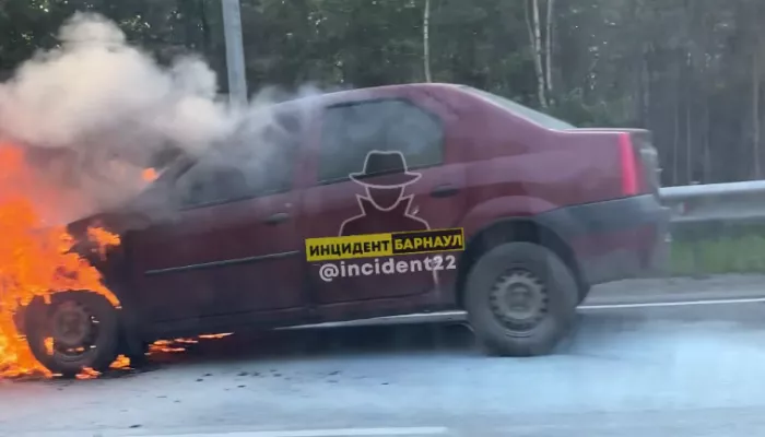 В Барнауле на шоссе Ленточный Бор загорелся Renault Logan