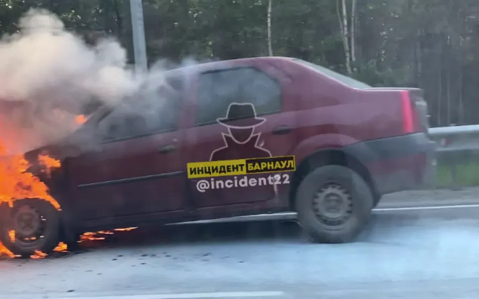 В Барнауле на шоссе Ленточный Бор загорелся Renault Logan