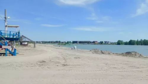 В Барнауле обновили песок на городском пляже на фоне слухов о добыче ресурсов