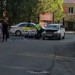 В Барнауле мотоциклист влетел в автомобиль на дороге