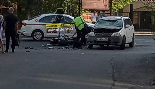 В Барнауле мотоциклист влетел в автомобиль на дороге