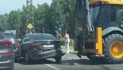В Барнауле на Горе две легковушки столкнулись с трактором