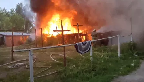 В Барнауле начался пожар в хозпостройках на улице Восточной