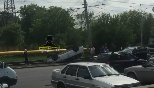 В Барнауле на проспекте Космонавтов автомобиль лег на крышу