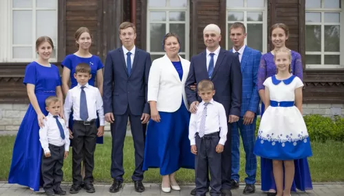 В Алтайском крае наградили орденом семью, в которой воспитывают девять детей
