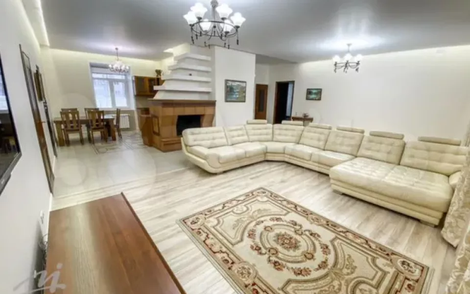 В Барнауле продают особняк с печью в гостиной за 42 млн рублей