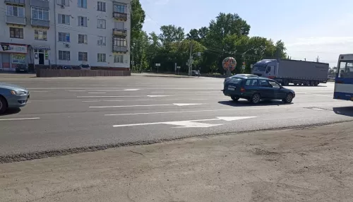 В Барнауле на проспекте Калинина нанесли новую дорожную разметку