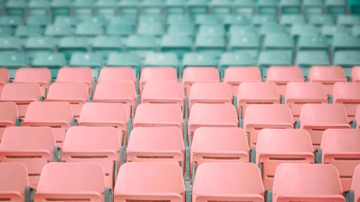 Розовые стулья. Сидения. Стадион