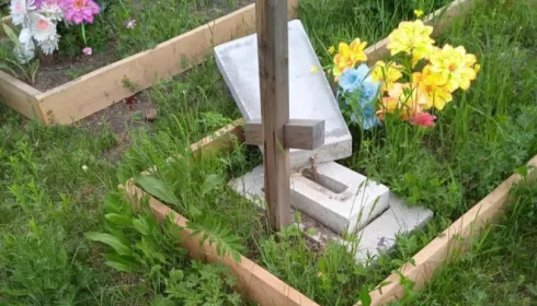 Вандалы устроили настоящий погром на алтайском кладбище