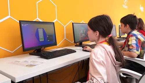 Барнаульских школьников учат, как не стать жертвой мошенников в интернете