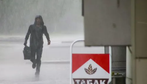 Люди дождя: мощный ливень обрушился на Барнаул в первый день лета. Фоторепортаж