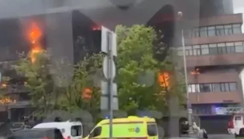 В Москве горит 10-этажный офисный центр – внутри находятся люди