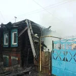 В Барнауле загорелся частный дом с газовыми баллонами внутри