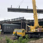 В Барнауле на мосту у Нового рынка демонтировали трубы теплоснабжения