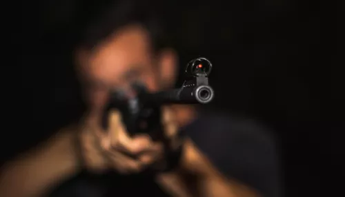 В Нижневартовске мужчина стреляет с балкона и угрожает убить трехлетнего сына