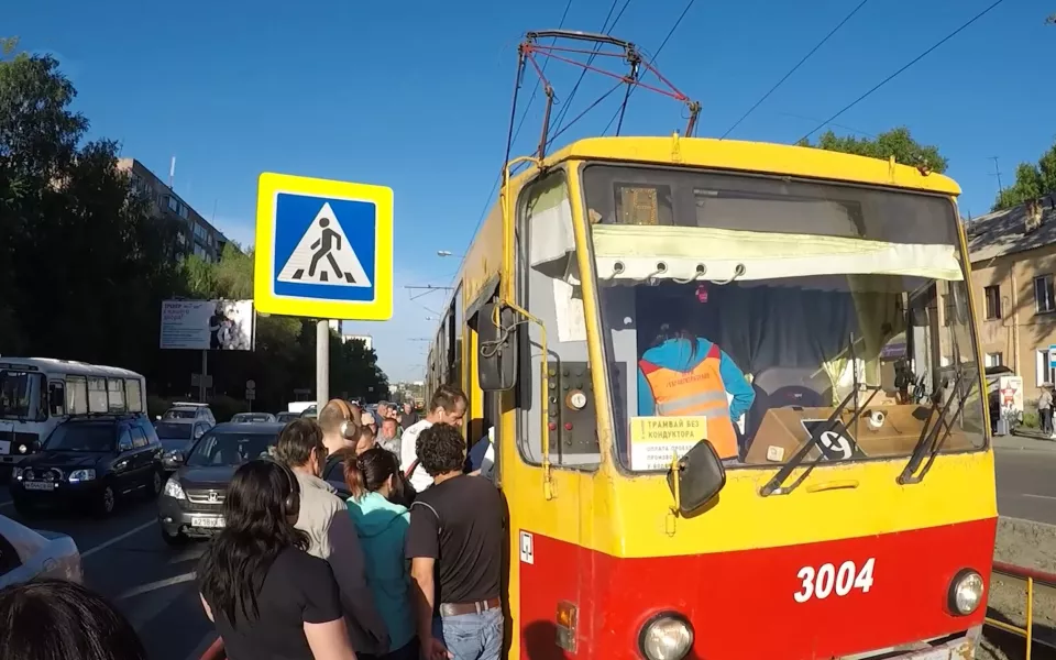 В Сети появилось видео наезда трамвая на пешехода в Бийске