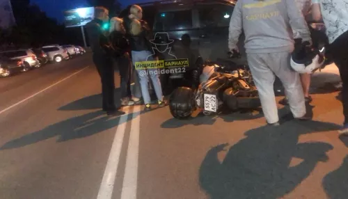 Мотоциклист пострадал в ДТП с крузакомна улице Молодежной в Барнауле