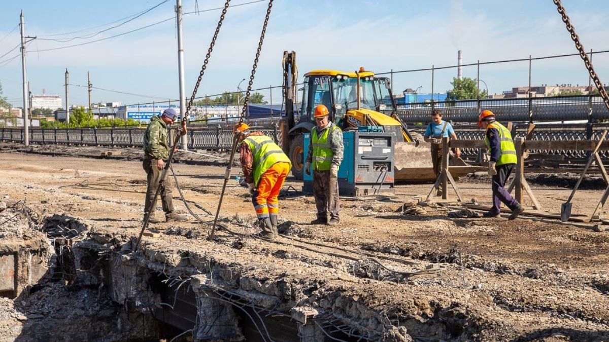 Работы по демонтажу путепровода в районе Нового рынка в Барнауле