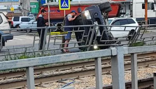 В Барнауле на перекрестке автомобиль перевернулся на бок