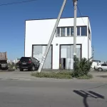 Жильцы дома и владельцы шиномонтажки не могут поделить участок в Новоалтайске