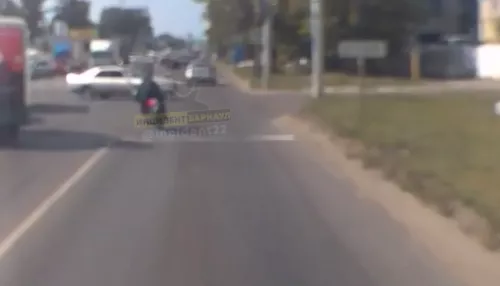 В Барнауле мотоциклист попал в бесконтактное ДТП на перекрестке