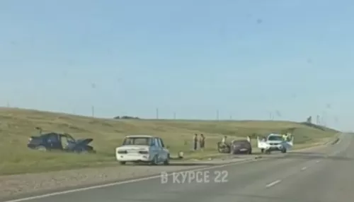 Легковушки снесло в кювет после ДТП около алтайского села