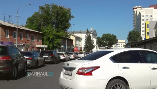 Барнаульцы пожаловались на проблематичную парковку у Нового рынка