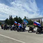В День России в Барнауле прошел мотопробег и торжественное построение войск