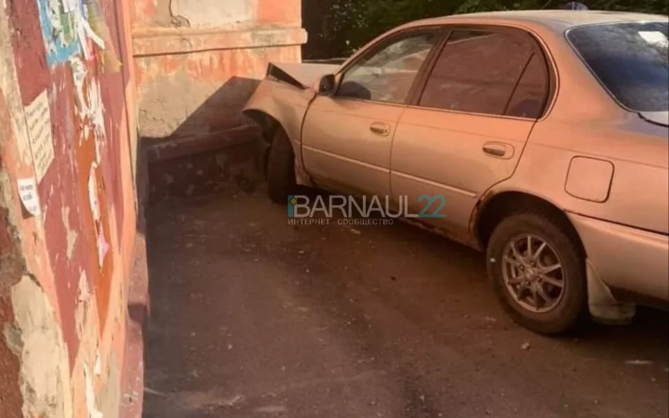 Женщина и трое детей пострадали в пьяном ДТП в Барнауле