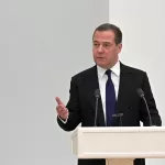 Медведев усомнился в возможности существования Украины через пару лет