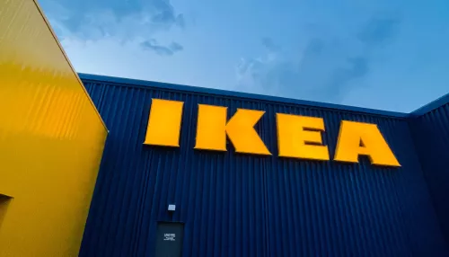 В Новосибирске краном сняли буквы со здания бывшей IKEA
