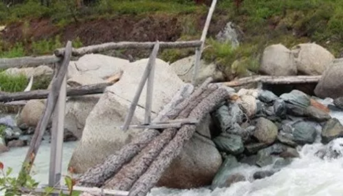 На Алтае 46-летнюю туристку унесло течением бурной реки