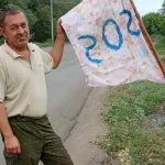 Флаг со знаком SOS установил житель Рубцовска перед ямой на дороге