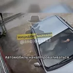 Автомобиль с водителем чуть не рухнул в яму из-за прорыва в Барнауле