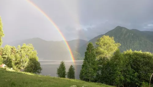В алтайском заповеднике показали фото редкой тройной радуги